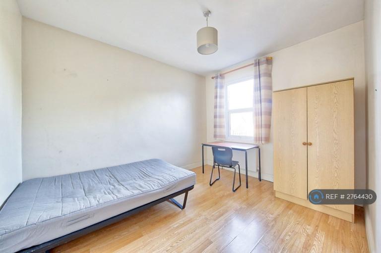 4 bedroom flat in Kingston Central, Kingston Upon Thames, KT2 (4 bed) (#2764430)