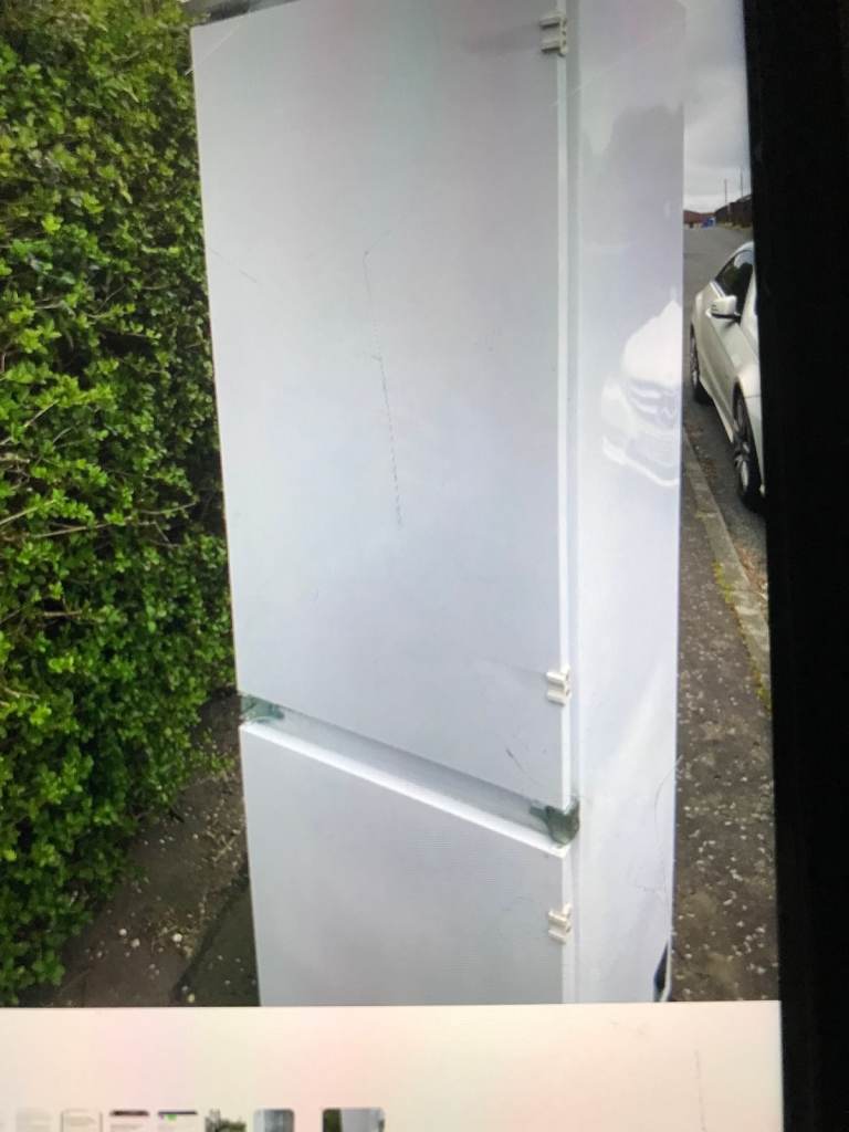 F R E E  -  INTEGRATED FRIDGE FREEZER
