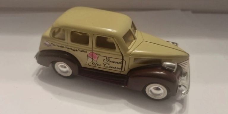 Ice cream - Ford Sedan 1940 Grand Ice Cream Rare Cream & Maroon Livery SS5707