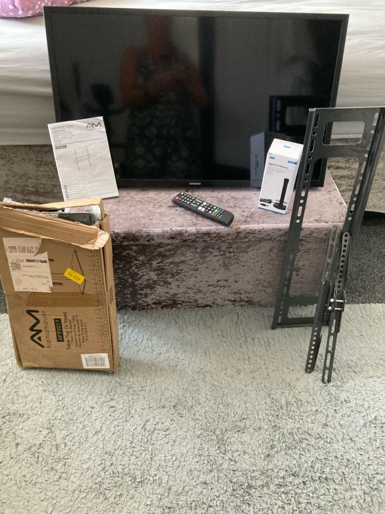 Samsung 32” TV with Wall Mount and Remote – Good Condition