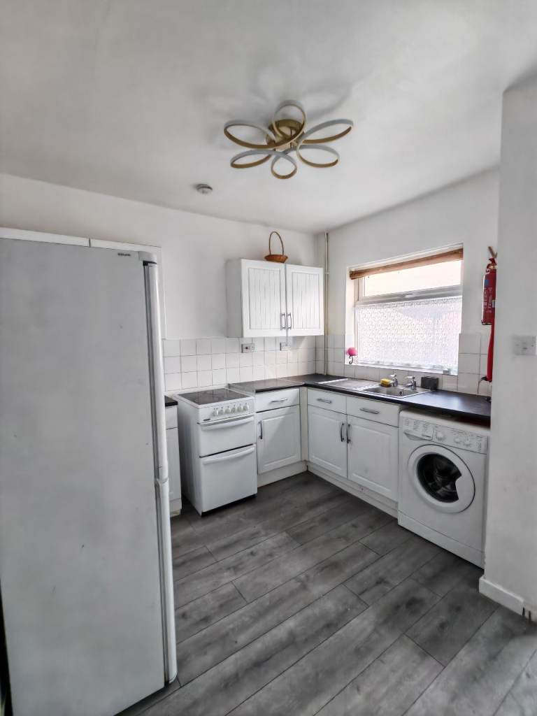 2 Bedroom Apartment, 1 Bathroom, Central Location - Now Available - 800 PCM