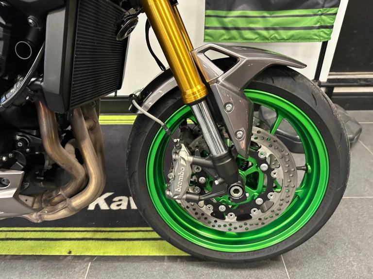KAWASAKI Z900 SE PERFORMANCE--AKRAPOVIC-OHLINS SHOCK-BREMBO BRAKES