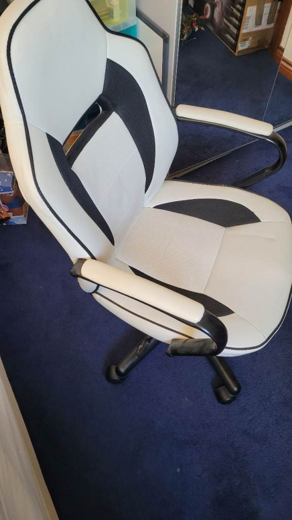 White & Black Gaming/Office Chair – Good Condition