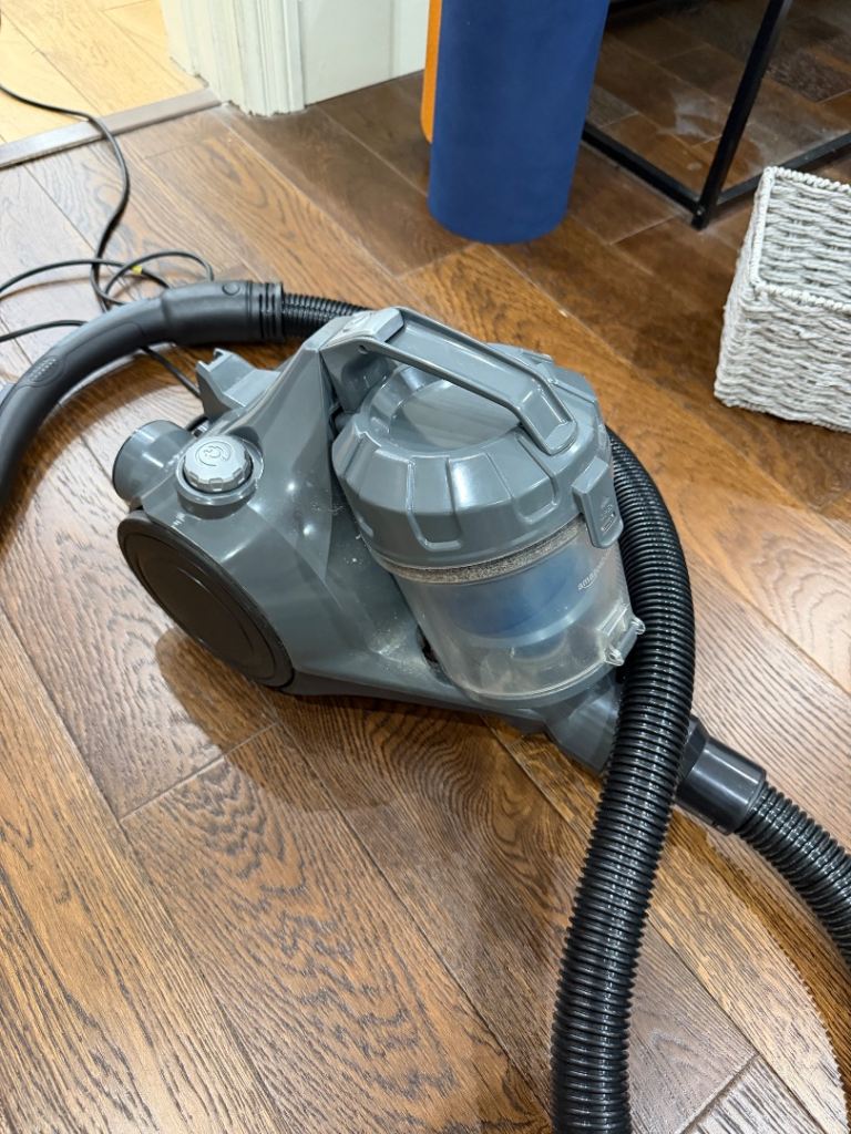 AmazonBasics Bagless Vacuum Cleaner – Grey, Good Condition
