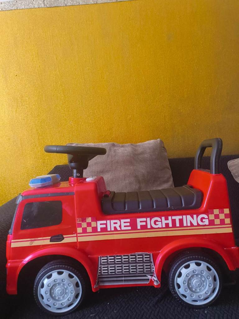 Kids ride on fire engine 