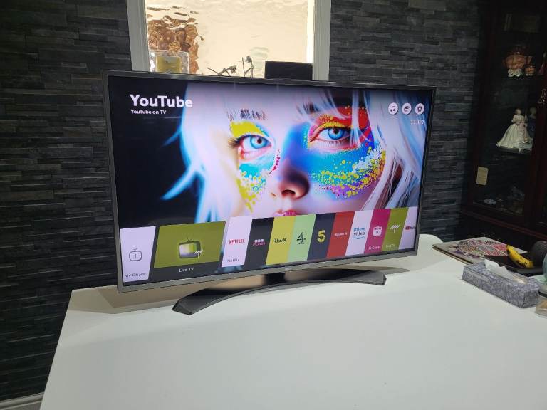 LG UHD 4K HDR LED SMART TV 45 INCH LIKE NEW