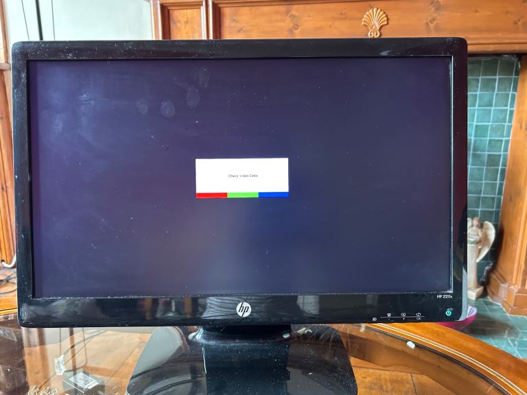 HP2211x computer screen, keyboard and mouse 