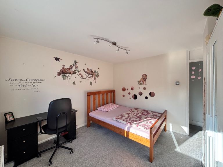 Room to rent considering  female tenents