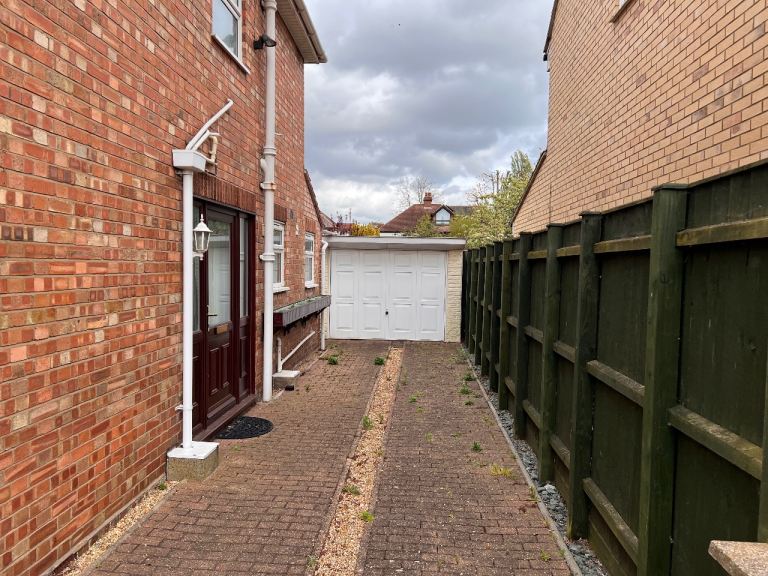 Three bedrooms semi-detached House to let  