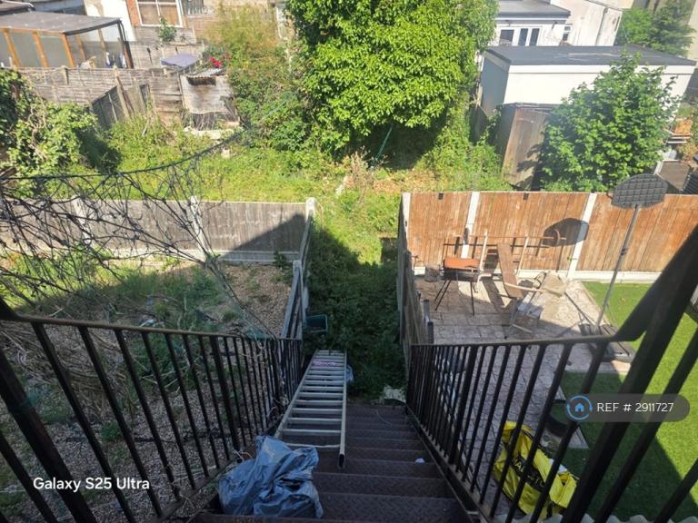 3 bedroom flat in Landseer Avenue, London, E12 (3 bed) (#2911727)