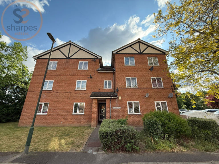 1 bedroom flat in Heathfield Drive, Mitcham, Surrey