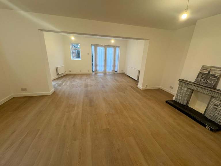 3 bedroom house in 3 Bedroom Semi-detached House – Beverley Close, Winchmore Hill N21