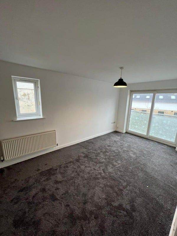 One bed flat, fantastic location by shops&bus stop