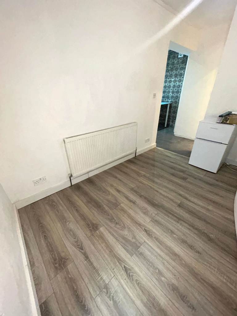 Lovely Studio Flat to Rent. Greenford £1100 pm incl bills. Working professional only. Single/Couple