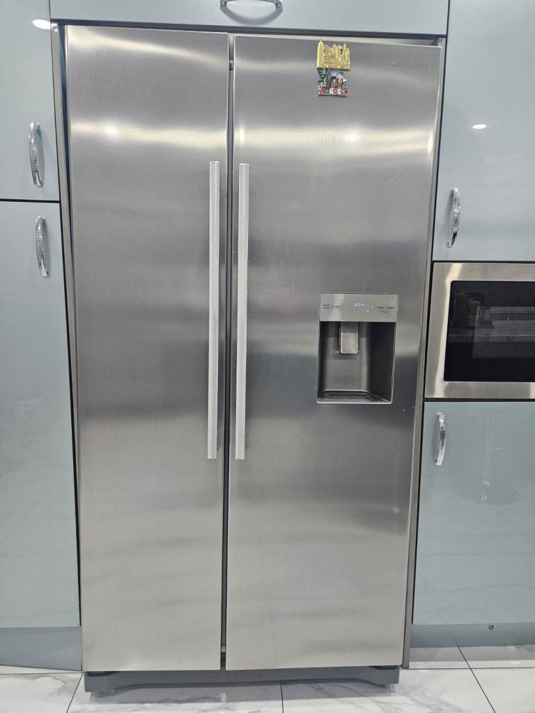 Samsung American Style Fridge Freezer RS52N3313SL – Silver, Good Condition