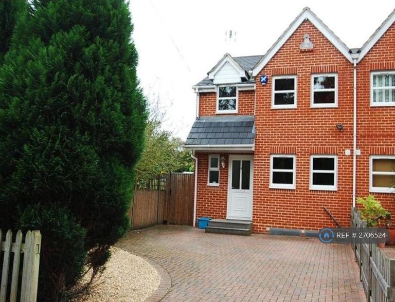 5 bedroom house in Crown Cottages, Egham, TW20 (5 bed) (#2706524)