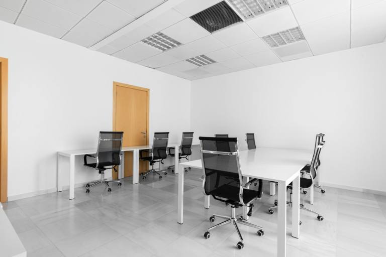 Oldham - OL8 4QQ \ Large Office Space for Up to 15 Desks
