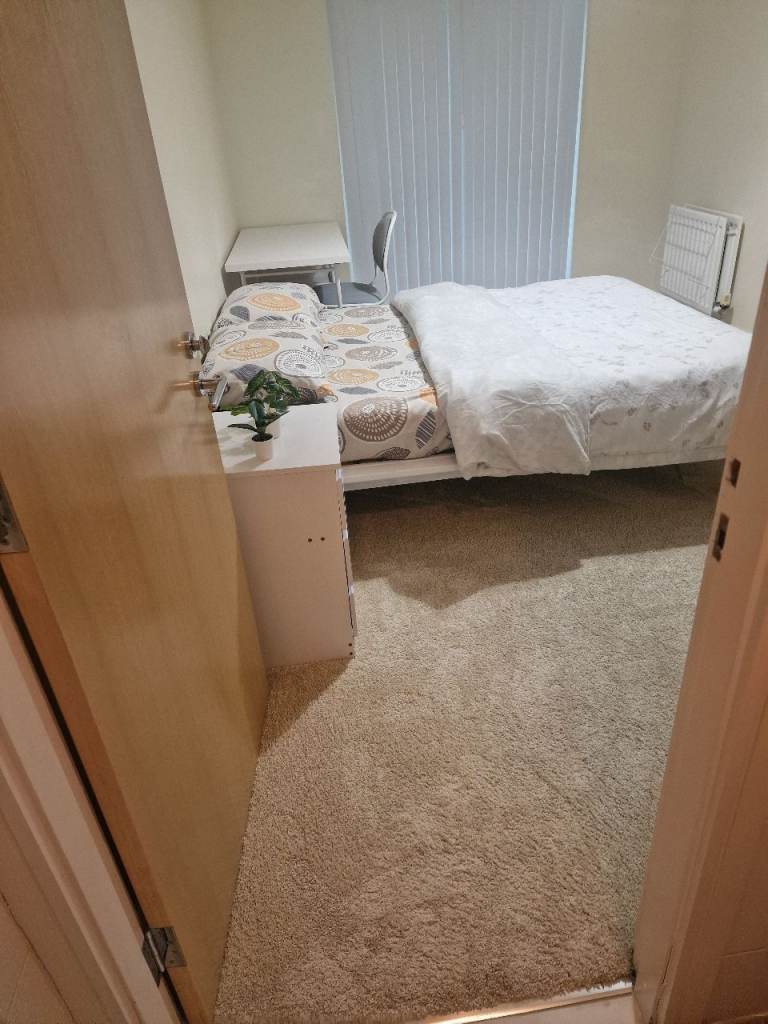 Insuit ( double bedroom + bath) in South of Manchester 
