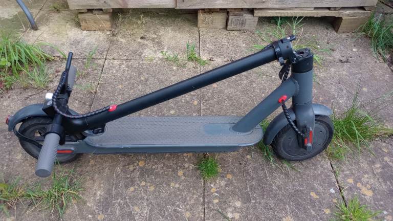 NOT WORKING - Electric scooter doesn't turn on, sold for spares and repairs