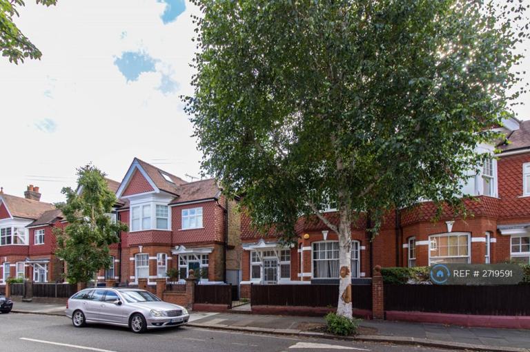 3 bedroom flat in Hillcrest Road, London, W3 (3 bed) (#2719591)