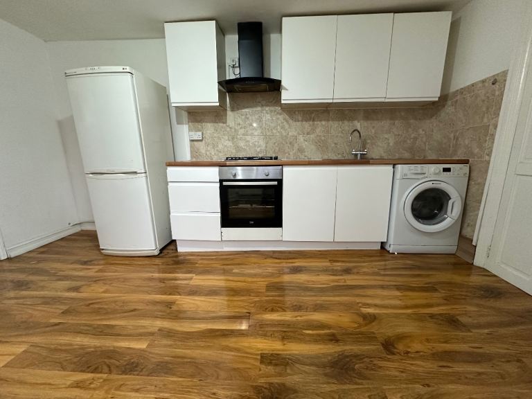 2 Bedroom flat very close to Leyton station 