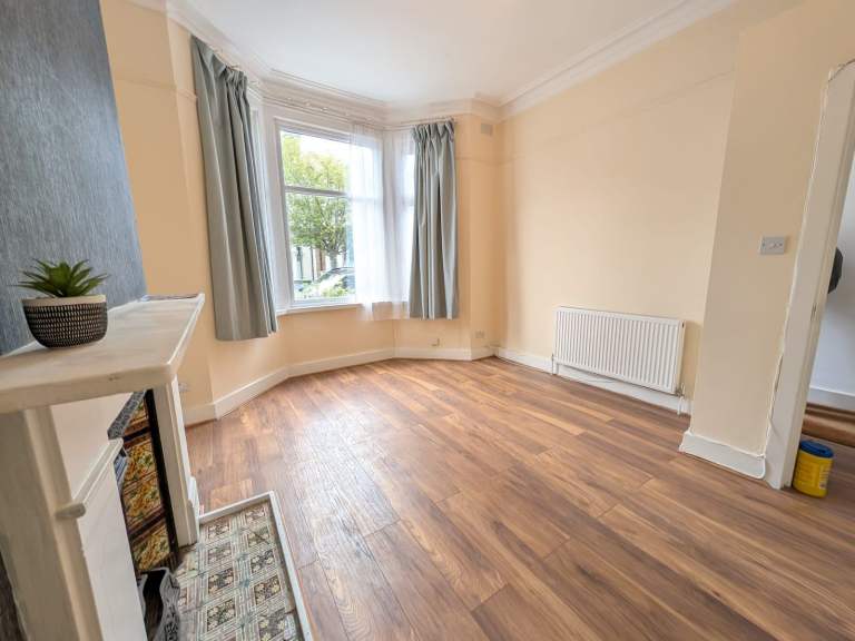 Ground floor 3 bedroom flat with garden to rent in Kensal Green. *New Kitchen & New Flooring*