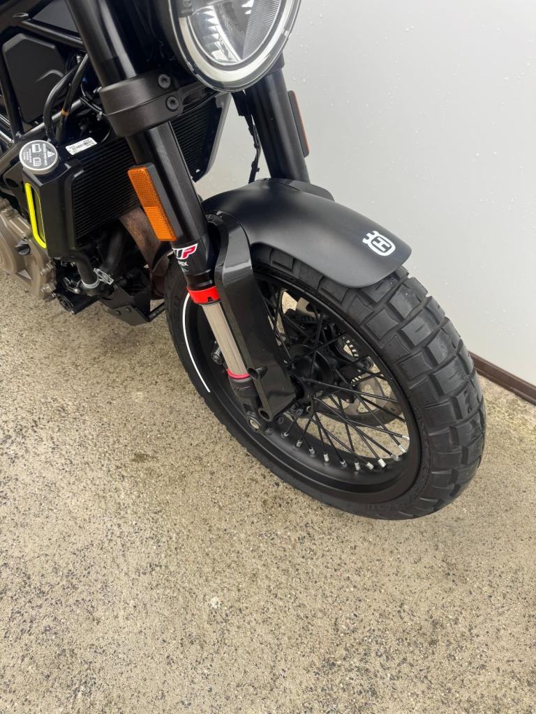 Husqvarna SVARTPILEN 401 2022, AKRAPOVIC