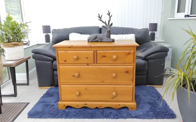 SOLID PINE SET OF DRAWERS IN VERY GOOD CONDITION 