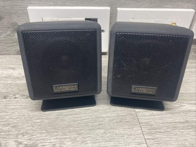 2x Cambridge Soundworks 'Creative' Cube Speakers from Desktop Theater 5.1 DTT2200 + Stands, Work