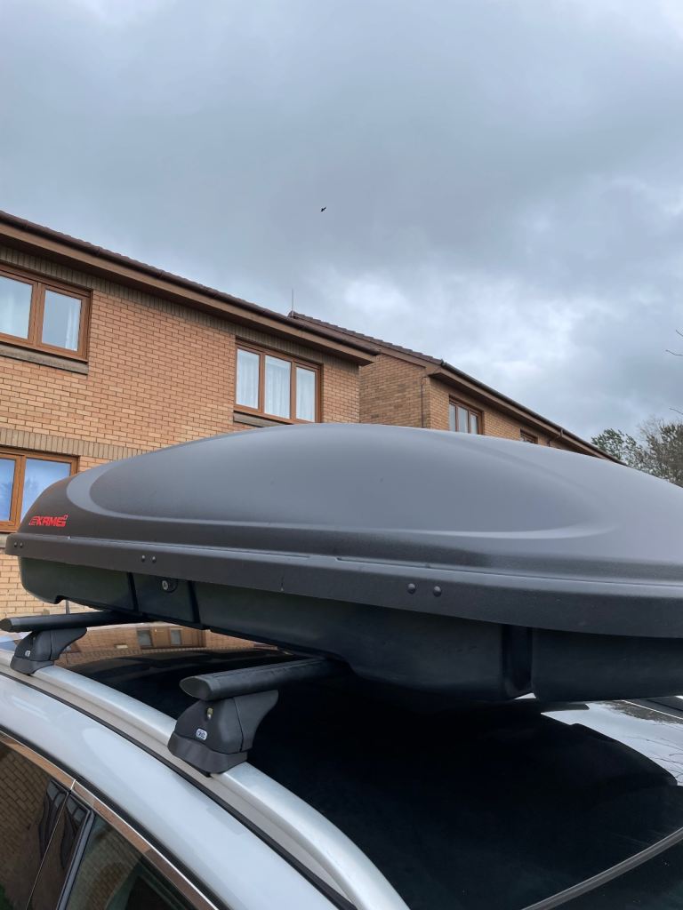 Roof box with roof bars 