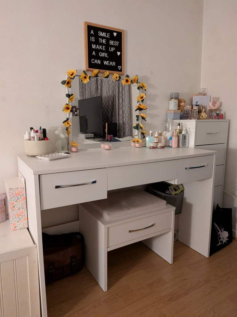 Dressing Table with Attachable mirror 