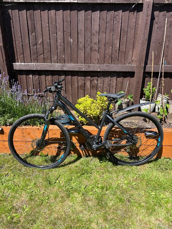 Women’s cube hybrid bike