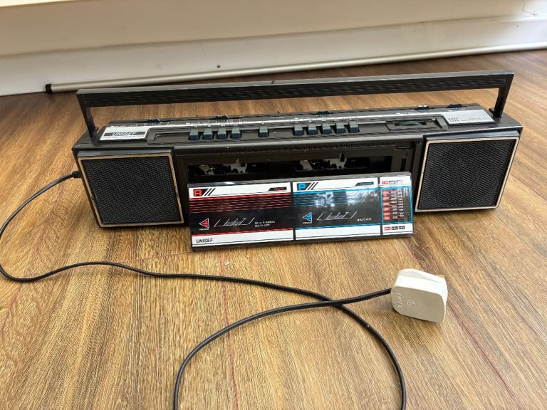 FREE vintage 1980s Unisef boombox