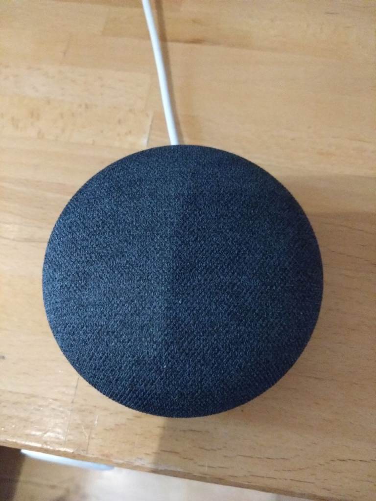  Google Nest Mini (2nd Generation) smart speaker (1 white, 1 grey)