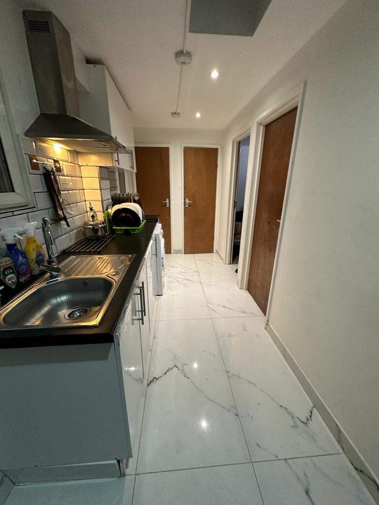 Single room to share 