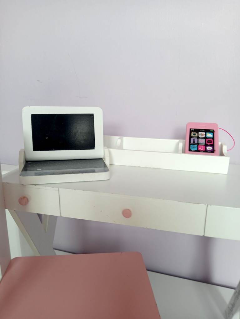 Design a friend . Desk and chair