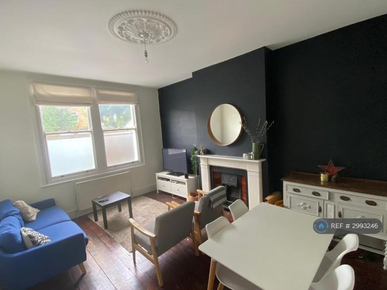 2 bedroom flat in Avarn Road, London, SW17 (2 bed) (#2993246)