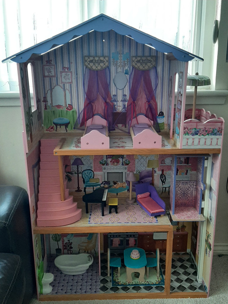 Dolls house including furniture, dolls and all accessories 