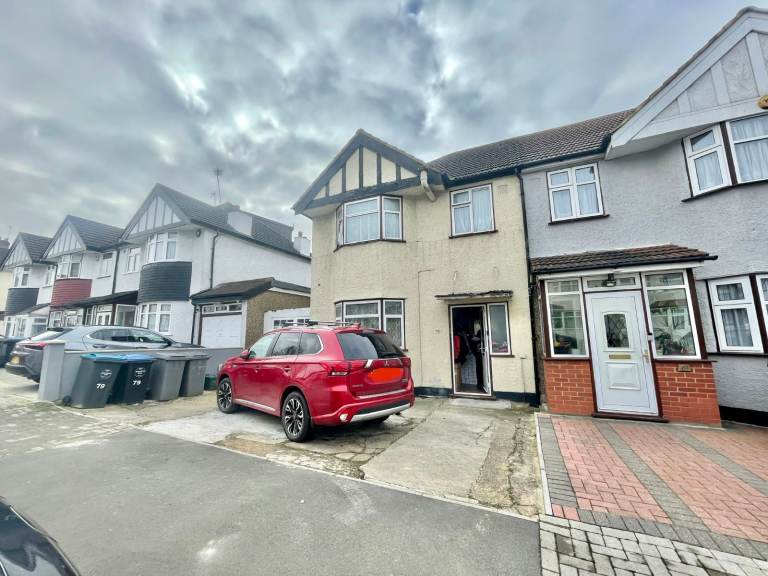 3 Bedroom House To Rent - Village Way, London, NW10 0LN