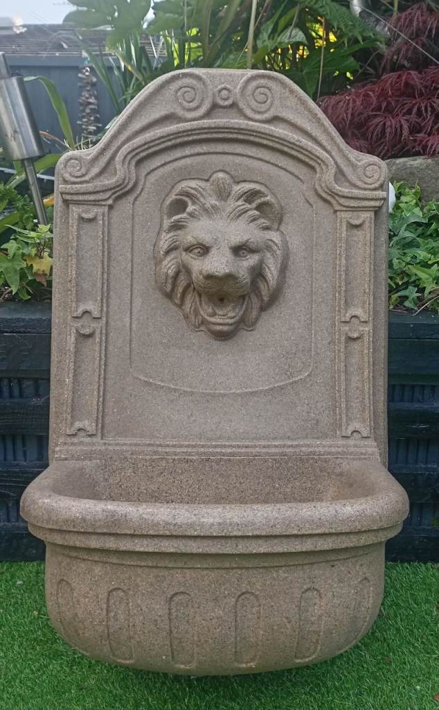 Wall mounted lion water feature 