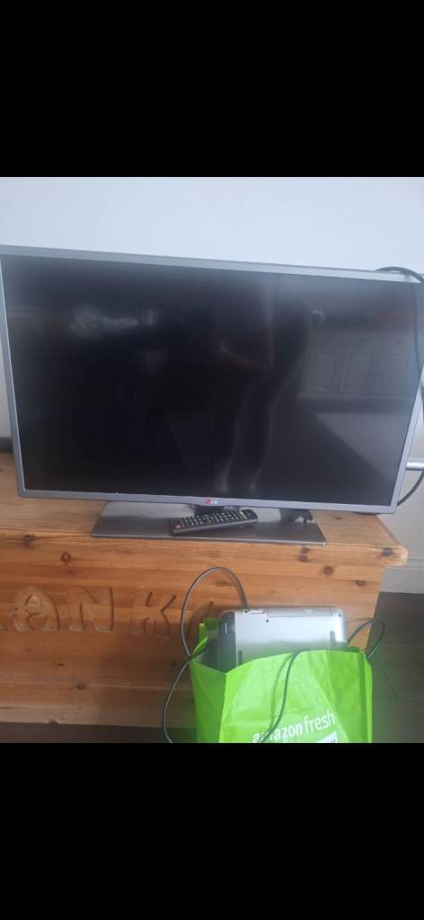 Flat Screen TV with Remote – Good Condition