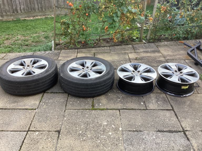 4x Hyundai Alloy Wheels, 2 with tyres 235/65 R18