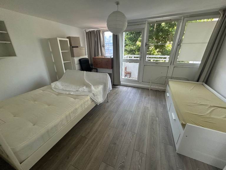 Large Double Room with Private Balcony to Rent in Ladbroke Grove, W10 5UG - All Bills Included!