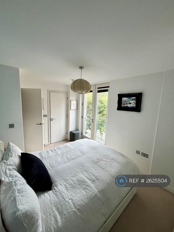 3 bedroom flat in Roffo Court, London, SE17 (3 bed) (#2625504)