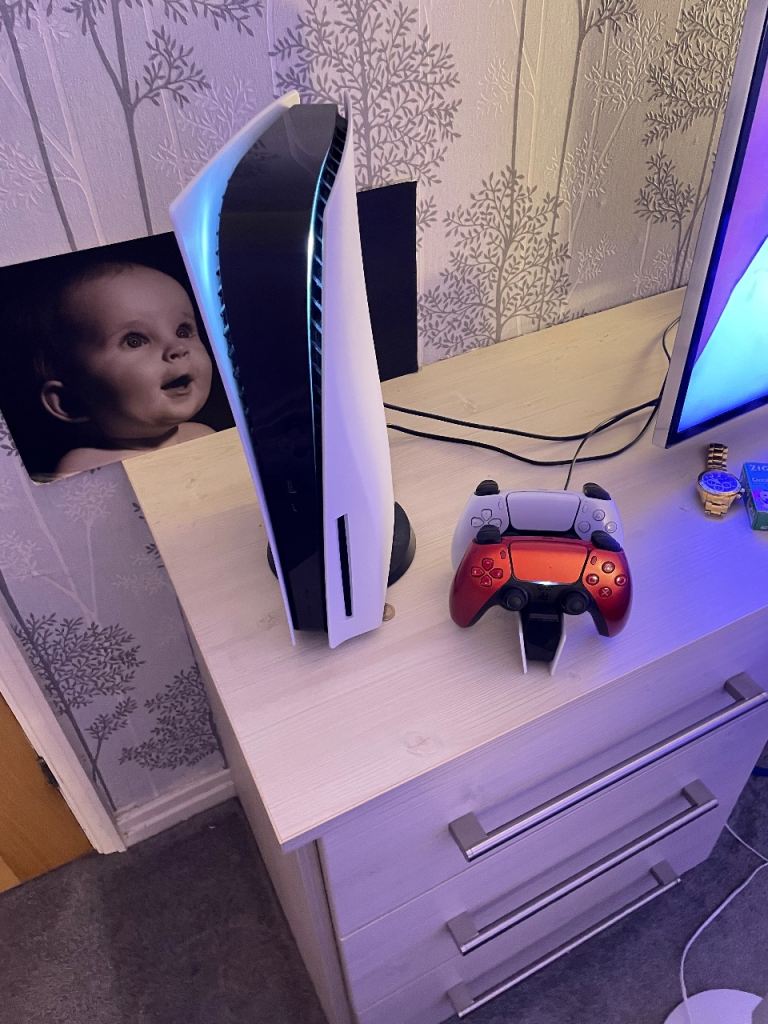 PlayStation 5 825g