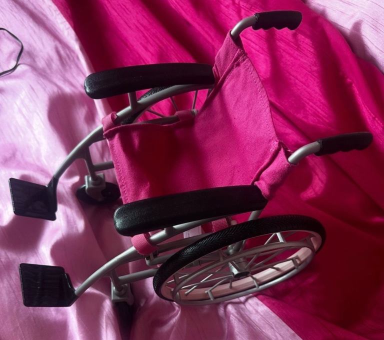 Dolls Salon chair and wheelchair 