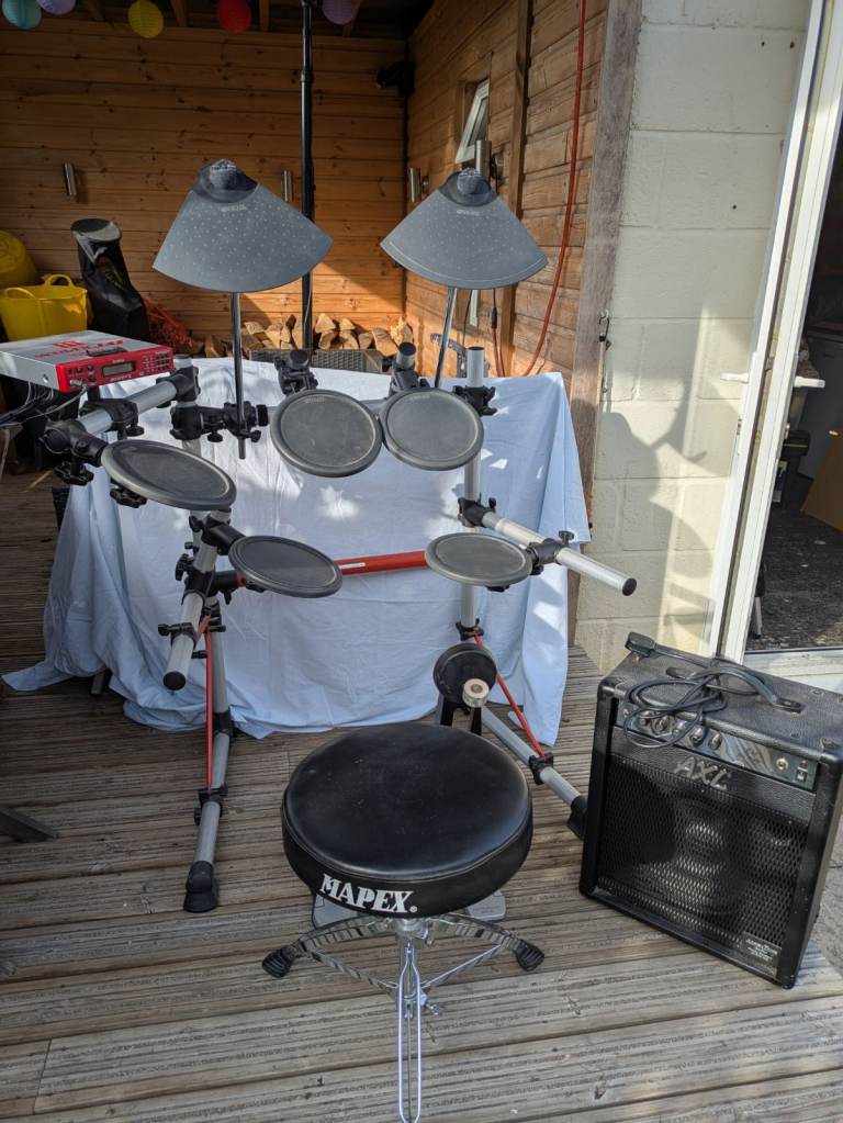 Full digital drum kit + seat + amplifier