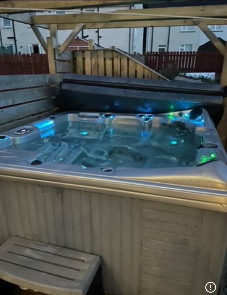 Hot tub, all jets, lights & temperature works perfectly 