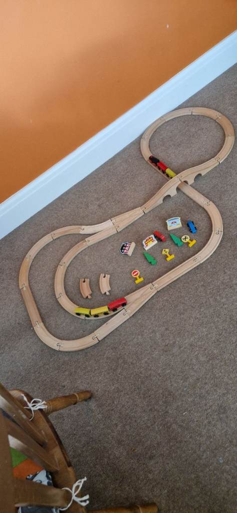  WOODEN TRAIN TRACK WITH TRAINS AND ACCESSORIES. No 3. EXCELLENT CONDITION.