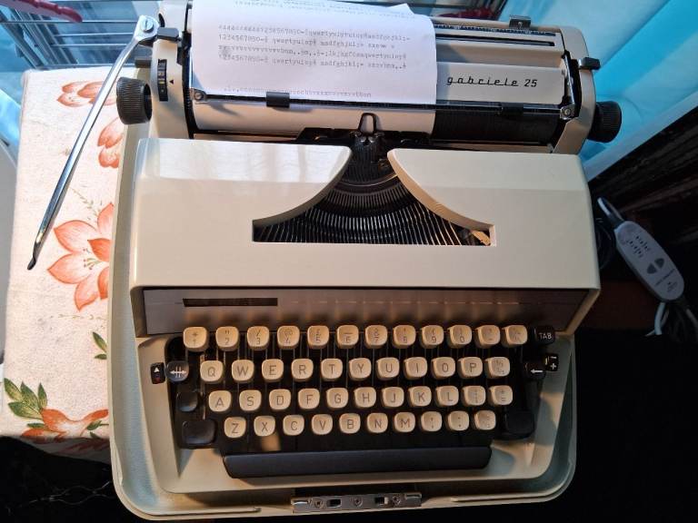Adler gabriele 25 portable typewriter 
